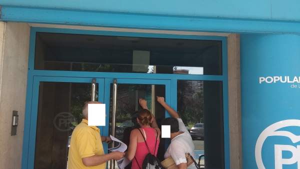 Afiliados ante la puerta cerrada del PP de Laredo Afiliados ante la puerta cerrada del PP de Laredo