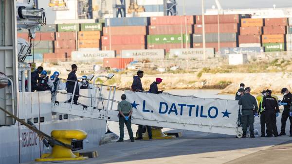 Inmigrantes desembarcando del Dattilo, de la flotilla del Aquarius Inmigrantes desembarcando del Dattilo, de la flotilla del Aquarius