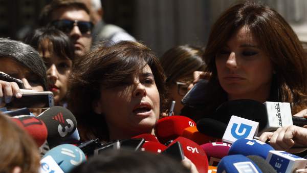 Soraya Sáenz de Santamaría atiende a los medios frente al Congreso Soraya Sáenz de Santamaría atiende a los medios frente al Congreso