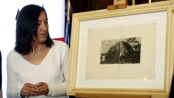 Juan José Borque, del Área de cultura de Zaragoza y Cristina Palacin, delegada de cultura, observan el grabado 'Paisaje con peñasco, construcciones y cascada', un inédito de Goya. Juan José Borque, del Área de cultura de Zaragoza y Cristina Palacin, delegada de cultura, observan el grabado 'Paisaje con peñasco, construcciones y cascada', un inédito de Goya.