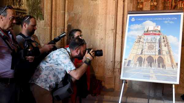 El nuevo sello que conmemora la Catedral de León y subsana el error. El nuevo sello que conmemora la Catedral de León y subsana el error.
