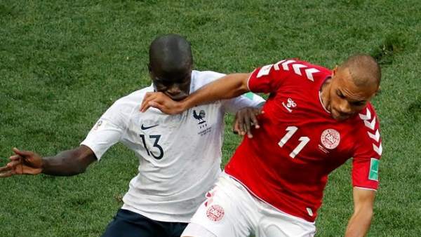 Braithwaite y Kanté pugnan por un balón durante el Dinamarca - Francia de Rusia 2018. Braithwaite y Kanté pugnan por un balón durante el Dinamarca - Francia de Rusia 2018.