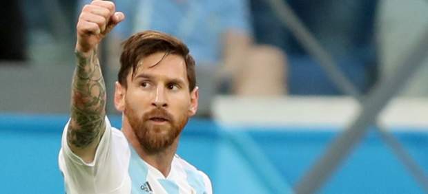 Leo Messi celebra su gol con Argentina ante Nigeria.