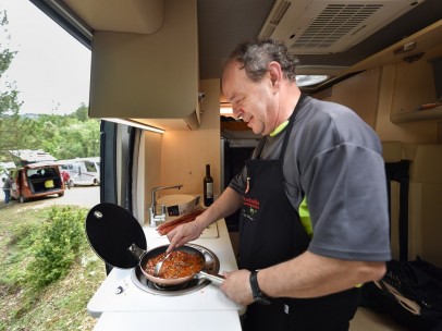 Las autocaravanas y campers disponen de todo lo necesario para cocinar: fuego, microondas, pila de fregar...