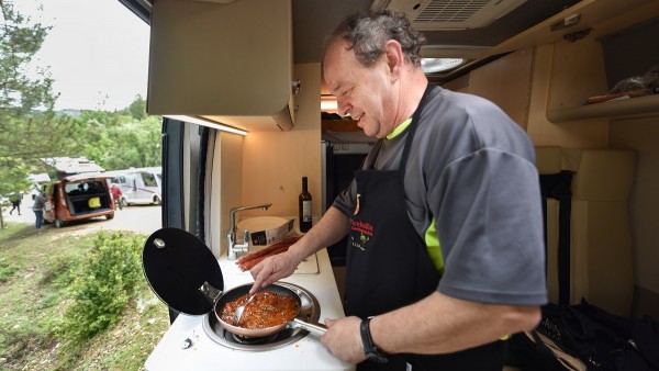 Las autocaravanas y campers disponen de todo lo necesario para cocinar: fuego, microondas, pila de fregar... Las autocaravanas y campers disponen de todo lo necesario para cocinar: fuego, microondas, pila de fregar...
