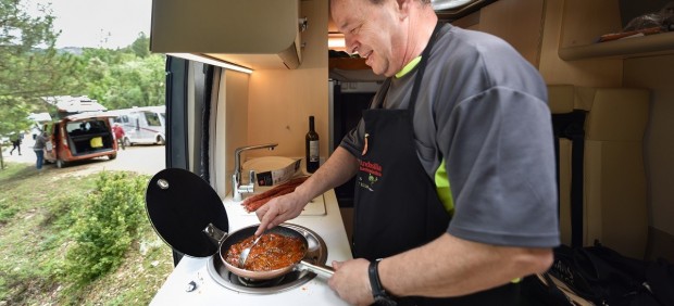 Las autocaravanas y campers disponen de todo lo necesario para cocinar: fuego, microondas, pila de fregar...