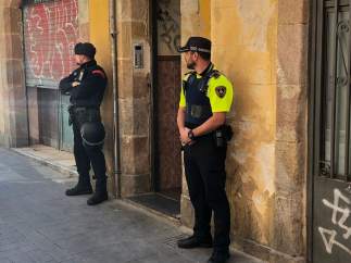 Dispositivo de Mossos d'Esquadra y la Guardia Urbana en un narcopiso del Raval