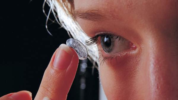 ¿Se pueden usar las lentillas en la piscina y en el mar? Estos son los motivos por los que se desaconseja ¿Se pueden usar las lentillas en la piscina y en el mar? Estos son los motivos por los que se desaconseja