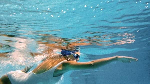 ¿Se pueden usar las lentillas en la piscina y en el mar? Estos son los motivos por los que se desaconseja ¿Se pueden usar las lentillas en la piscina y en el mar? Estos son los motivos por los que se desaconseja
