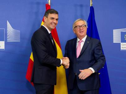 Sánchez, con el presidente de la Comisión Europea, Jean Claude Juncker, en una reunión previa al Consejo Eurpeo.