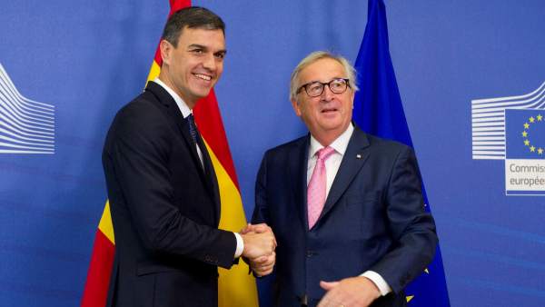 Sánchez, con el presidente de la Comisión Europea, Jean Claude Juncker, en una reunión previa al Consejo Eurpeo. Sánchez, con el presidente de la Comisión Europea, Jean Claude Juncker, en una reunión previa al Consejo Eurpeo.