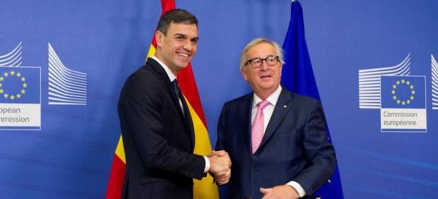 Sánchez, con el presidente de la Comisión Europea, Jean Claude Juncker, en una reunión previa al Consejo Eurpeo.