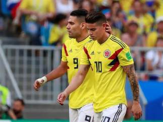James Rodríguez es consolado por Radamel Falcao, durante el Colombia - Sengal.
