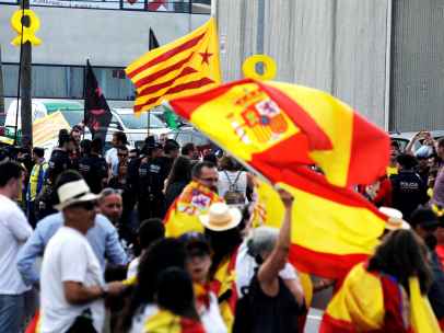 Manifestantes se concentran cerca del centro donde los Reyes Felipe VI y Letizia presiden la ceremonia de entrega de los Premios Fundación Princesa de Girona.