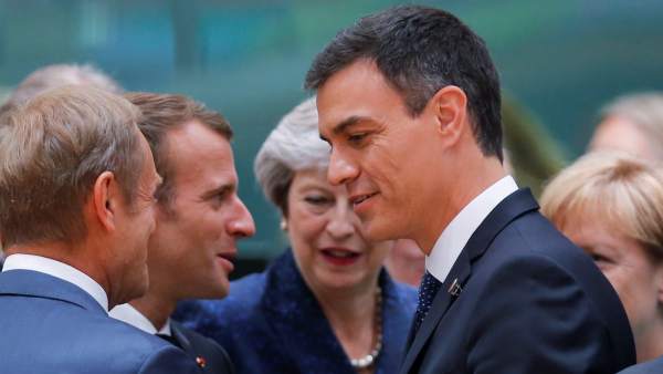 Sánchez saluda a Tusk en el Consejo Europeo, en presencia de Macron, May y Merkel. Sánchez saluda a Tusk en el Consejo Europeo, en presencia de Macron, May y Merkel.