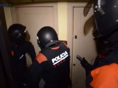 Mossos d'Esquadra desmantelando una banda de asaltaba domicilios.