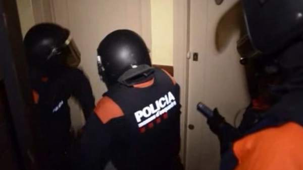 Mossos d'Esquadra desmantelando una banda de asaltaba domicilios. Mossos d'Esquadra desmantelando una banda de asaltaba domicilios.