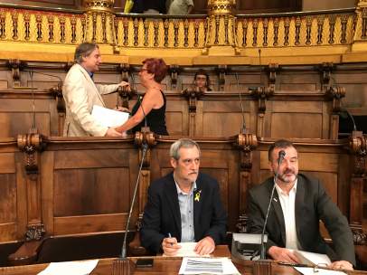 J.J.Puigcorbé en el pleno con los concejales de ERC tras su expulsión.