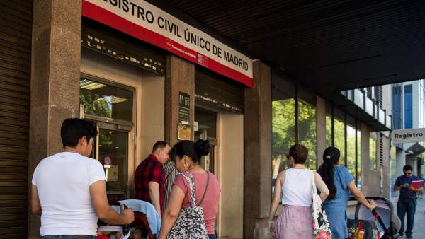 Unos padres, en el registro civil de Madrid Unos padres, en el registro civil de Madrid