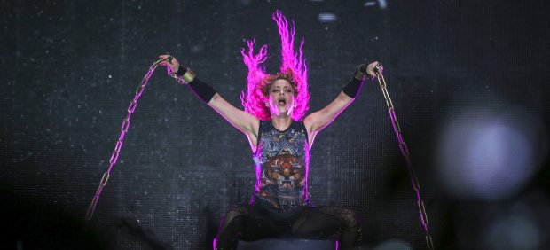 Shakira encadenada
