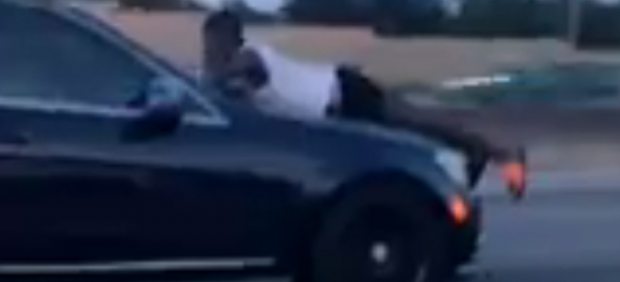 A toda velocidad encima de un capó