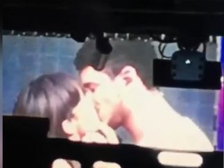 Beso de Aitana y Cepeda