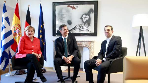 Sánchez, con Merkel y Tsipras en el Consejo Europeo. Sánchez, con Merkel y Tsipras en el Consejo Europeo.