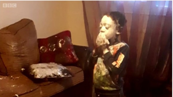 Niño inglés se pinta la cara con crema hidratante. Niño inglés se pinta la cara con crema hidratante.