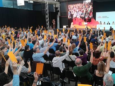 Los militantes de ERC votando la ponencia política del partido.