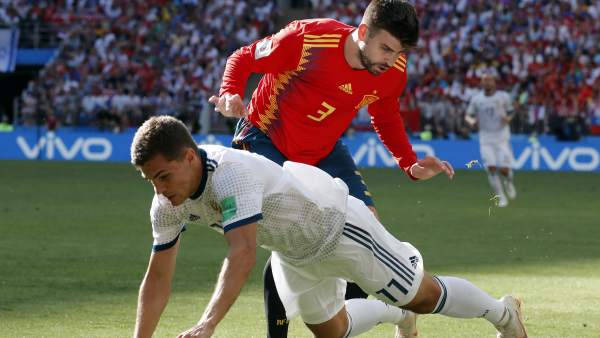 Piqué, durante un lance del duelo. Piqué, durante un lance del duelo.