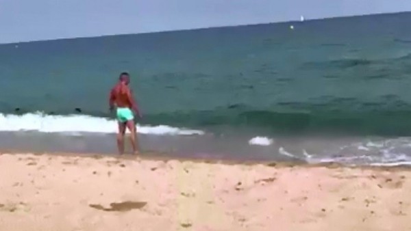 Vídeo viral de un bañista entrando al agua. Vídeo viral de un bañista entrando al agua.