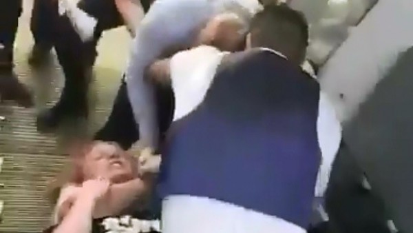 La policía desaloja a un pasajero después de que agrediera a un azafato. La policía desaloja a un pasajero después de que agrediera a un azafato.