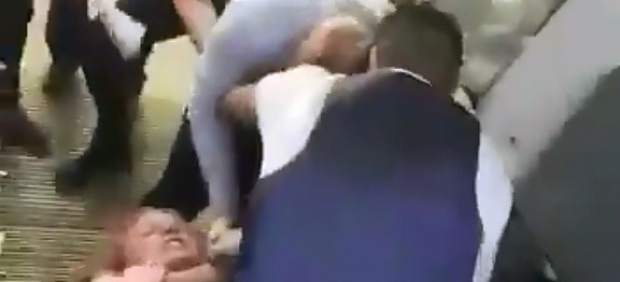 La policía desaloja a un pasajero después de que agrediera a un azafato.