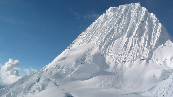 Pico Alpamayo en los Andes Pico Alpamayo en los Andes