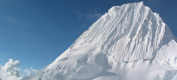 Pico Alpamayo en los Andes