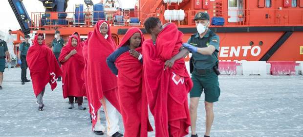 Varias personas socorridas de una patera en Motril
