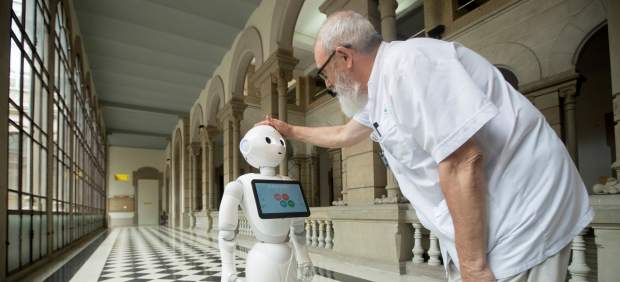 El doctor del Hospital Clínic de Barcelona Joan Escarrabell durante la presentación del robot Pepper, que puede hablar con los pacientes en 21 idiomas y detectar si están tristes o contentos por los gestos de su cara.