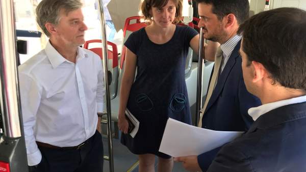 El alcalde en un autobús eléctrico Vectia en pruebas El alcalde en un autobús eléctrico Vectia en pruebas
