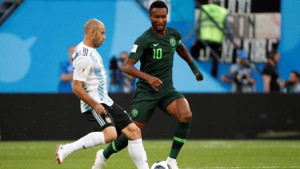 Mascherano y Obi Mikel Mascherano y Obi Mikel
