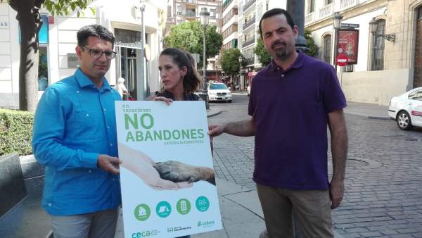 García (izda.), con el gerente de Sadeco y una veterinaria del CECA García (izda.), con el gerente de Sadeco y una veterinaria del CECA