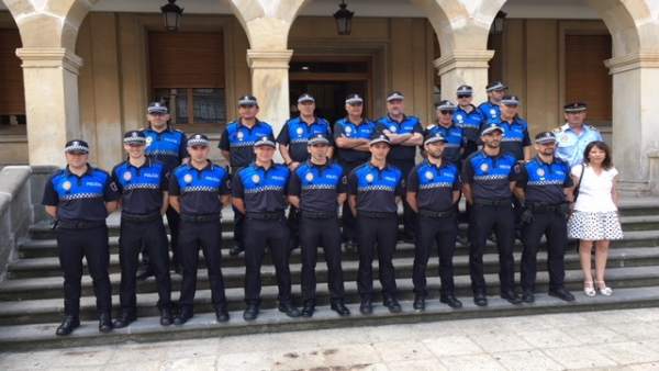 En la fila de abajo, los nuevos agentes junto a la concejal de Seguridad En la fila de abajo, los nuevos agentes junto a la concejal de Seguridad