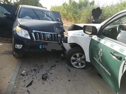 Colisión todoterreno y patrulla Guardia Civil