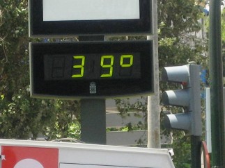 Termómetro que marca 39 grados en una imagen de archivo