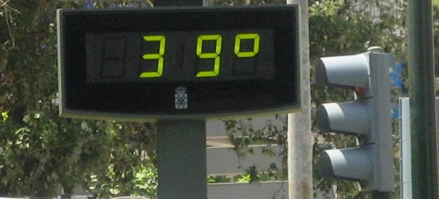 Termómetro que marca 39 grados en una imagen de archivo