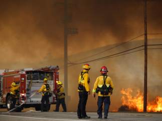 Los bomberos luchan por contener un incendio en una imagen de archivo.