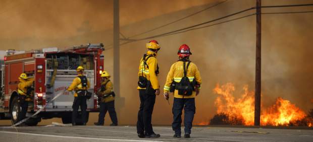 Los bomberos luchan por contener un incendio en una imagen de archivo.