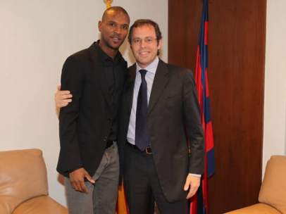 Éric Abidal y Sandro Rosell