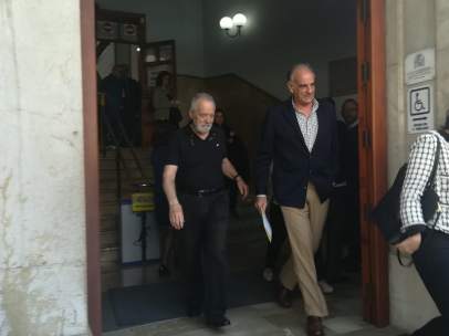 Bartolomé Cursach sale del Juzgado con el abogado Fernando Mateas