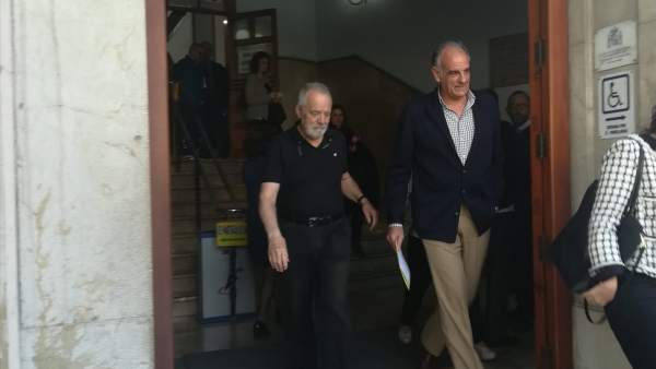 Bartolomé Cursach sale del Juzgado con el abogado Fernando Mateas Bartolomé Cursach sale del Juzgado con el abogado Fernando Mateas