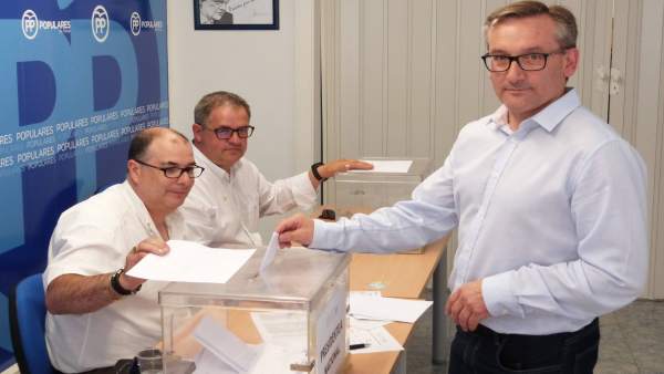 El presidente del PP Teruel, Joaquín Juste, vota en las primarias. El presidente del PP Teruel, Joaquín Juste, vota en las primarias.
